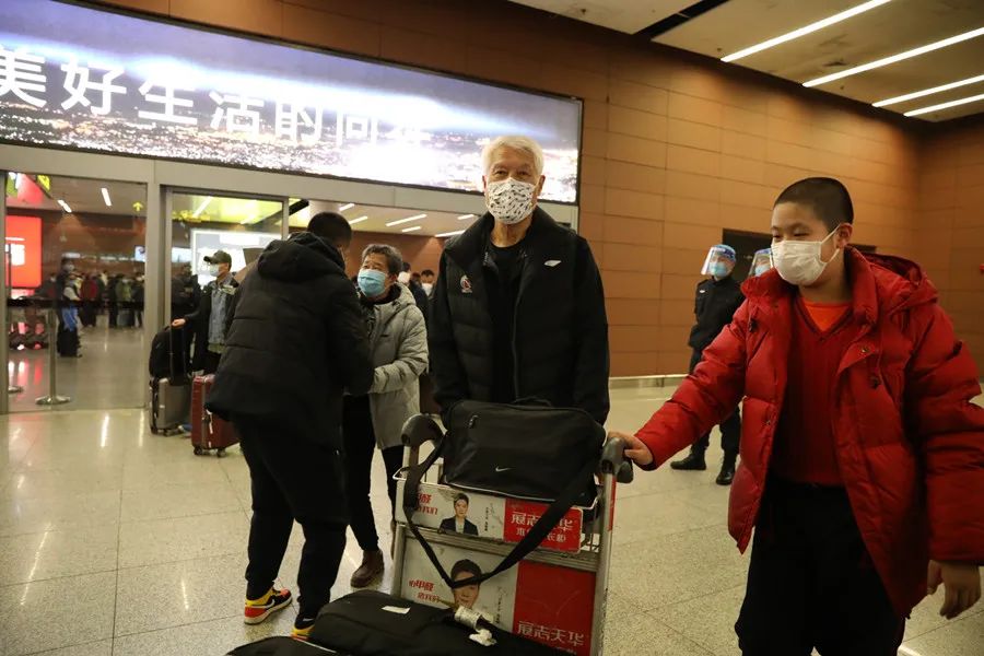 莱比锡训练开放日；今夜调整名单引欢呼；CBA常规赛在即；临场指挥获称赞(莱比锡红牛最新消息)