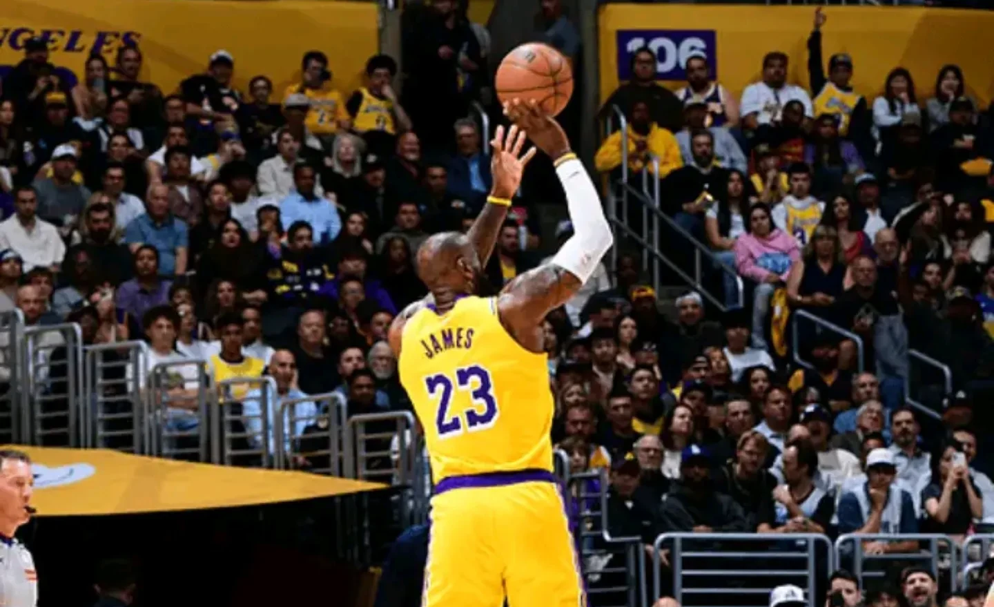  詹姆斯在美国队比赛中大胜,出色防守引发热议的是谁 